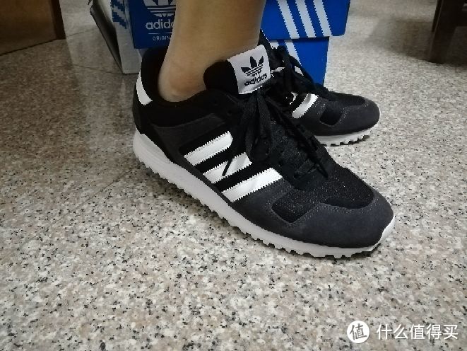 #晒单大赛#双11败鞋之Adidas 阿迪达斯 ZX 700 男款复古跑鞋 开箱简晒