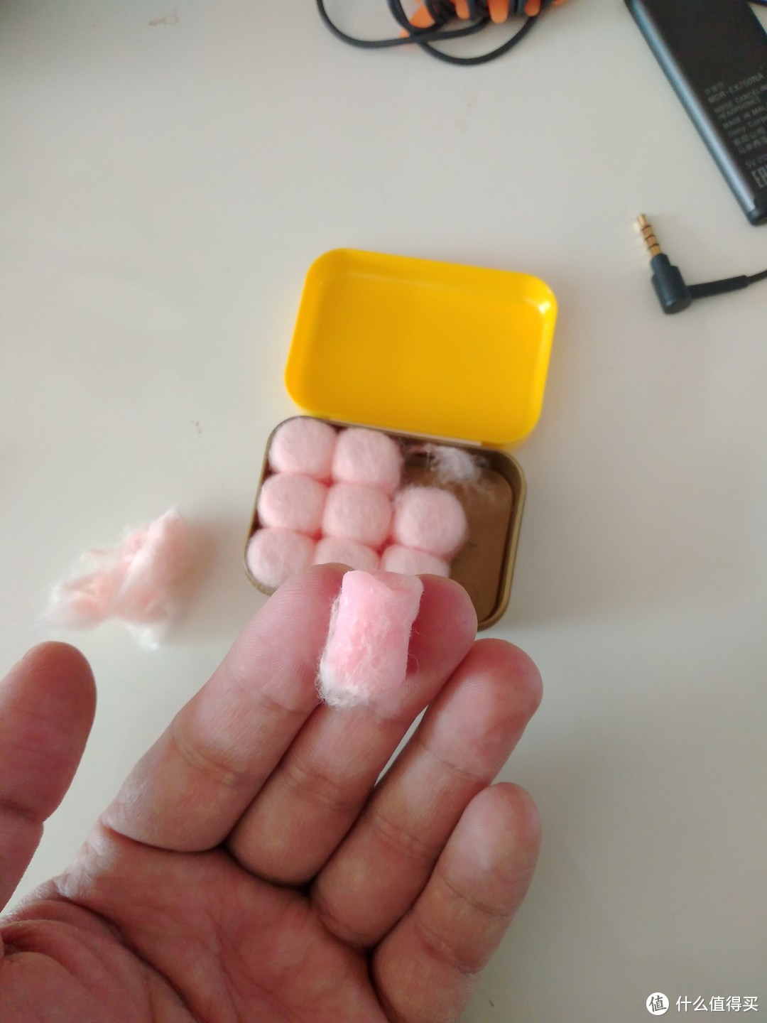 蜡丸真得是腊啊!粘手的啊!塞完耳朵手指会有点黏黏的有没有!
