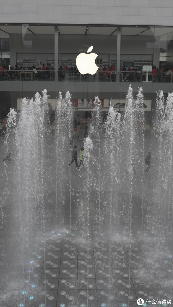 喷泉与苹果logo 多云 自动模式 有裁切 细节经不起推敲