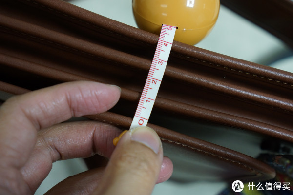 背带和包身是一样的材料将近六厘米的宽度让满载下也不会对肩膀造成太