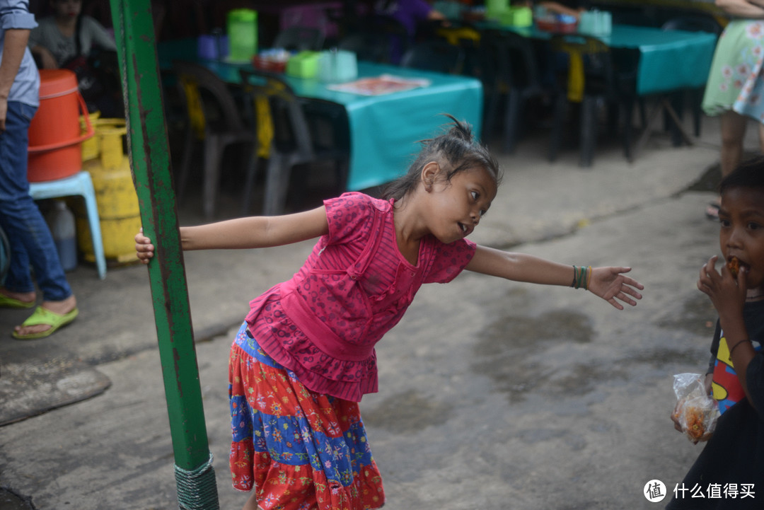 菲律宾市场玩耍的孩童