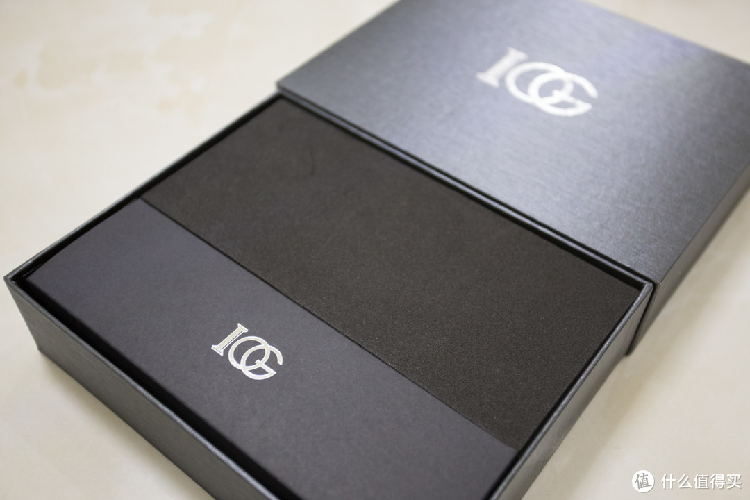 打开包装，带IOG标志的小盒子里装有附件