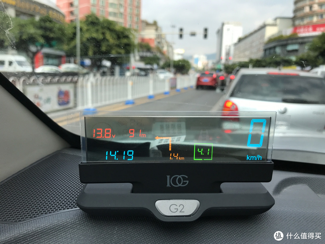 语音导航由手机发音，欧果G2屏幕显示转向、离路口距离等信息