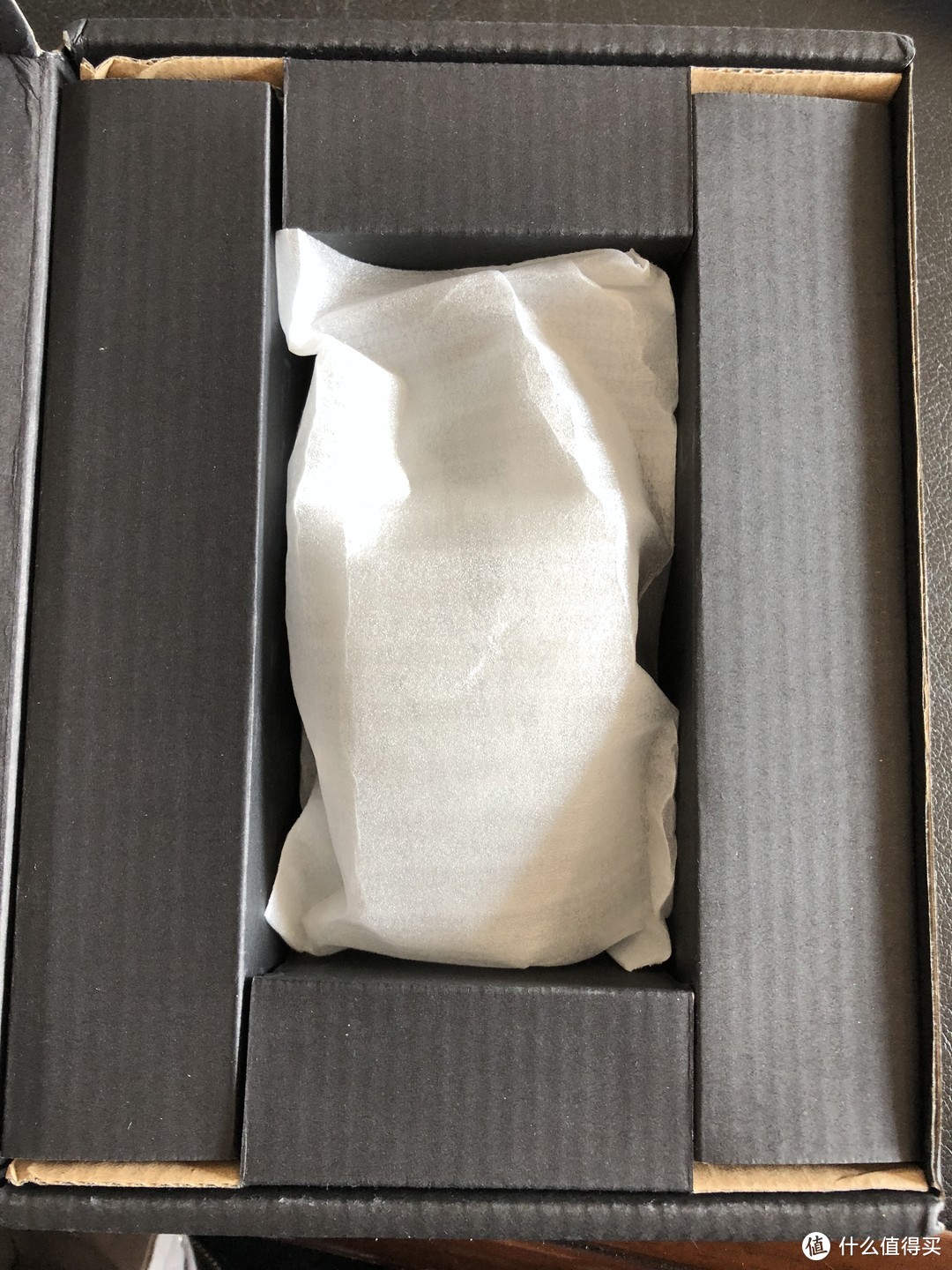 ▲打开盒子就是鼠标本体了，就一个塑料袋装着，感觉比较简陋。
