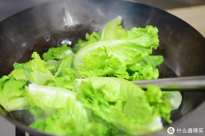 青菜总是做得不够青翠？从简单的烫生菜讲起，了解青菜烹饪的秘诀