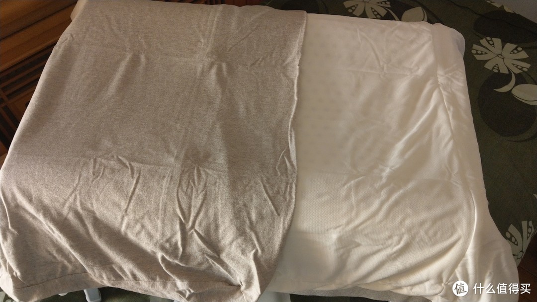 左边深色为外枕套，右边浅色为内枕套