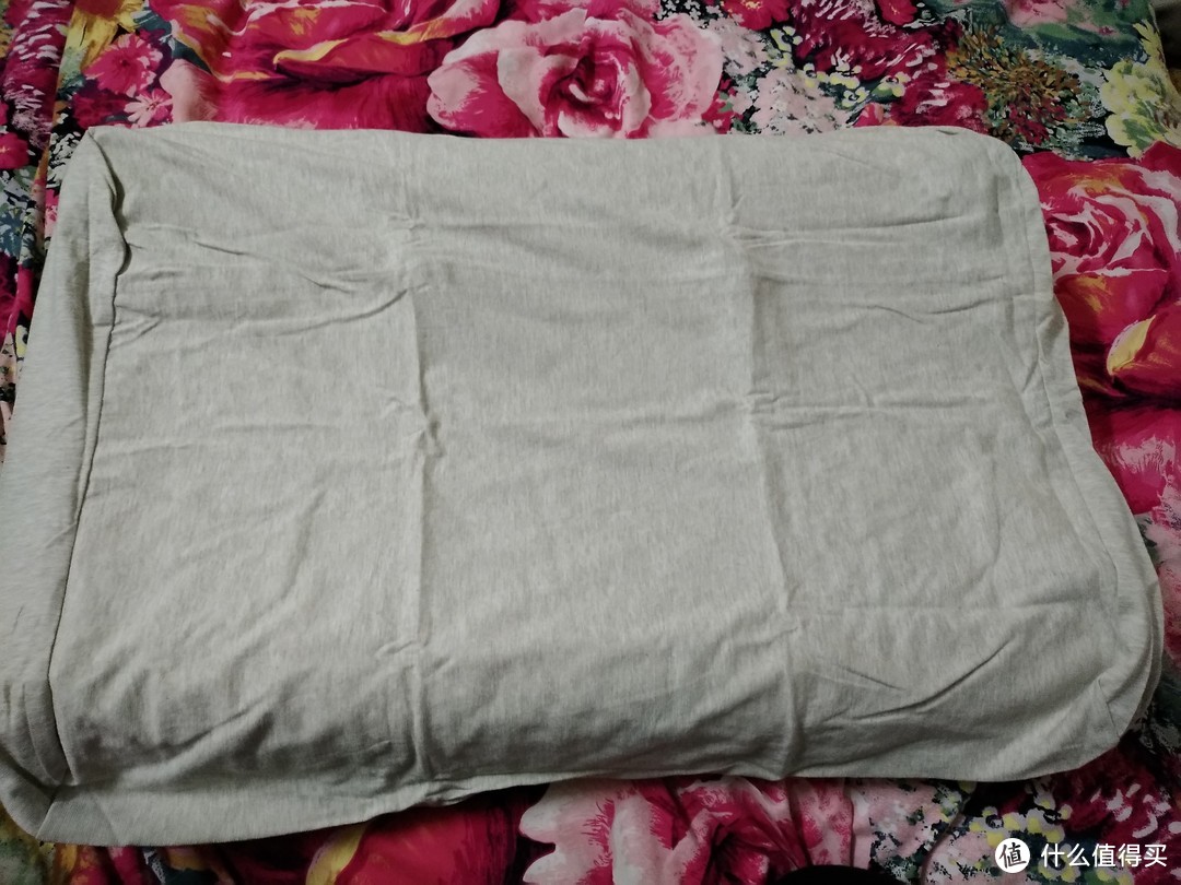 外枕套也是纯棉的，手感细腻，因为比内枕套厚实点，所以更有触感