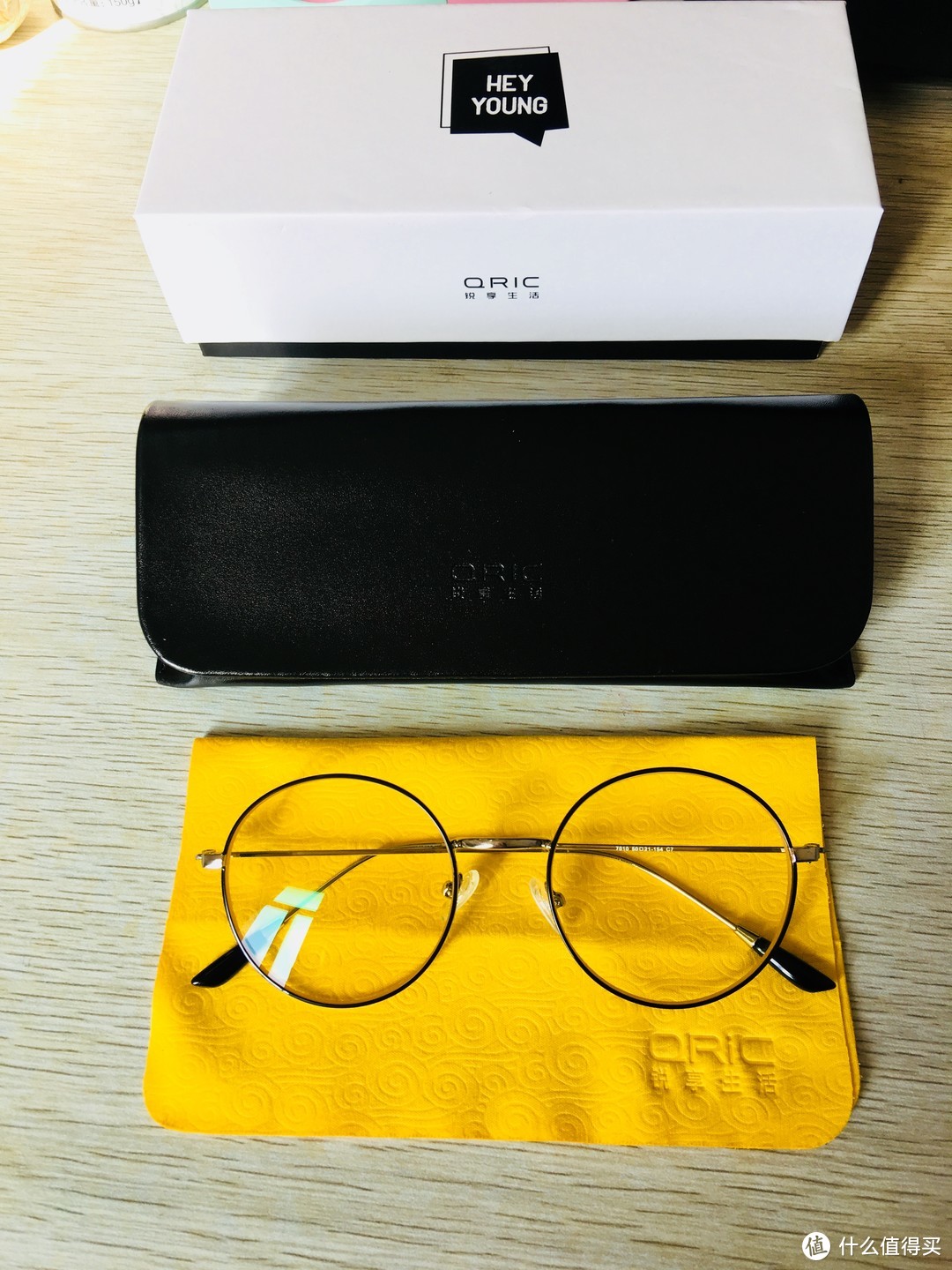 主盒打开是眼镜、镜布、皮质便携装眼镜盒