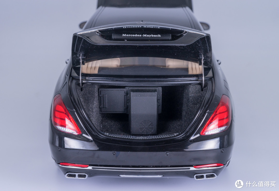 Autoart 梅赛德斯—迈巴赫S600普尔曼—加长的奢华汽车模型