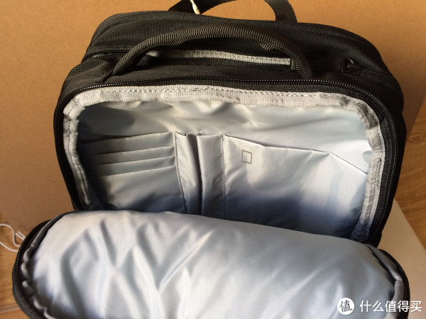 休闲出街 上班通勤的好帮手--轻商务多功能双肩