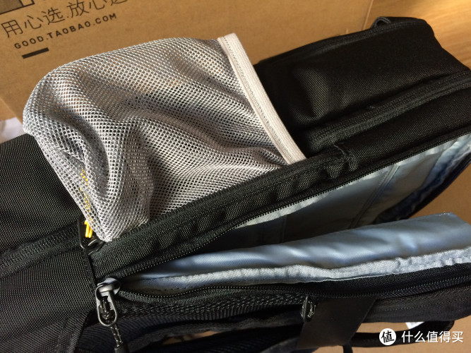 休闲出街 上班通勤的好帮手--轻商务多功能双肩