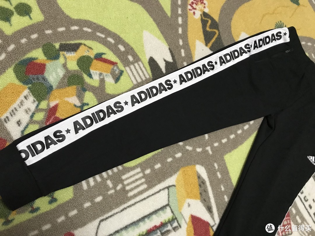 浮夸秀logo！Adidas 阿迪达斯 训练休闲针织收脚长裤 开箱