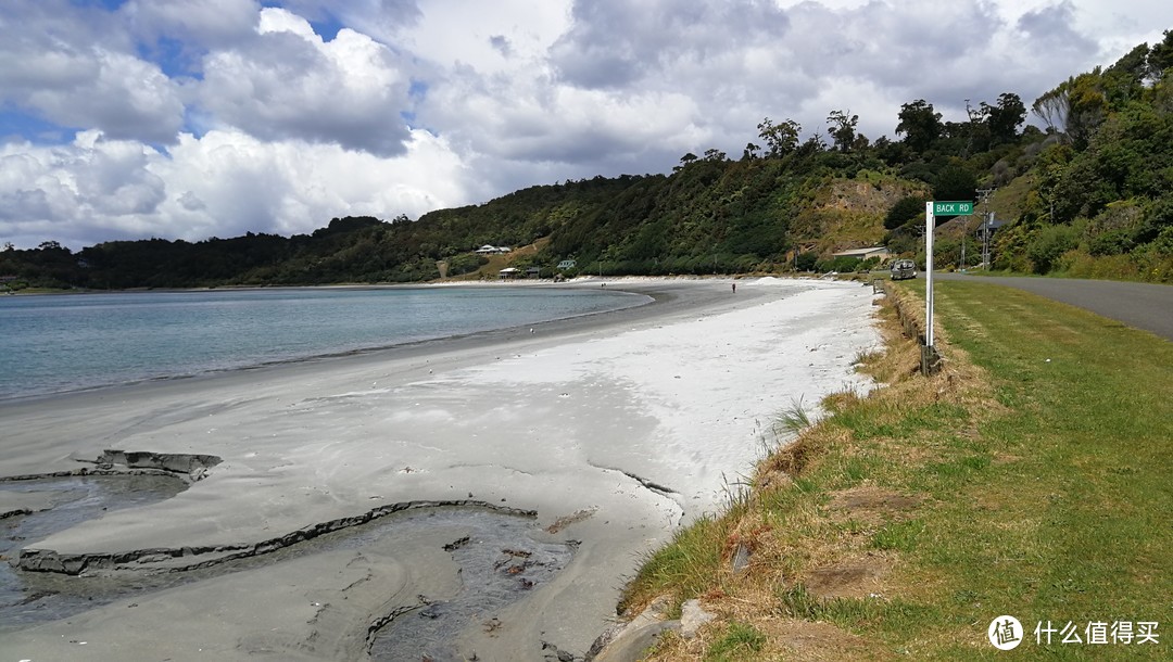 路上经过的海滩，灰蒙蒙的海水