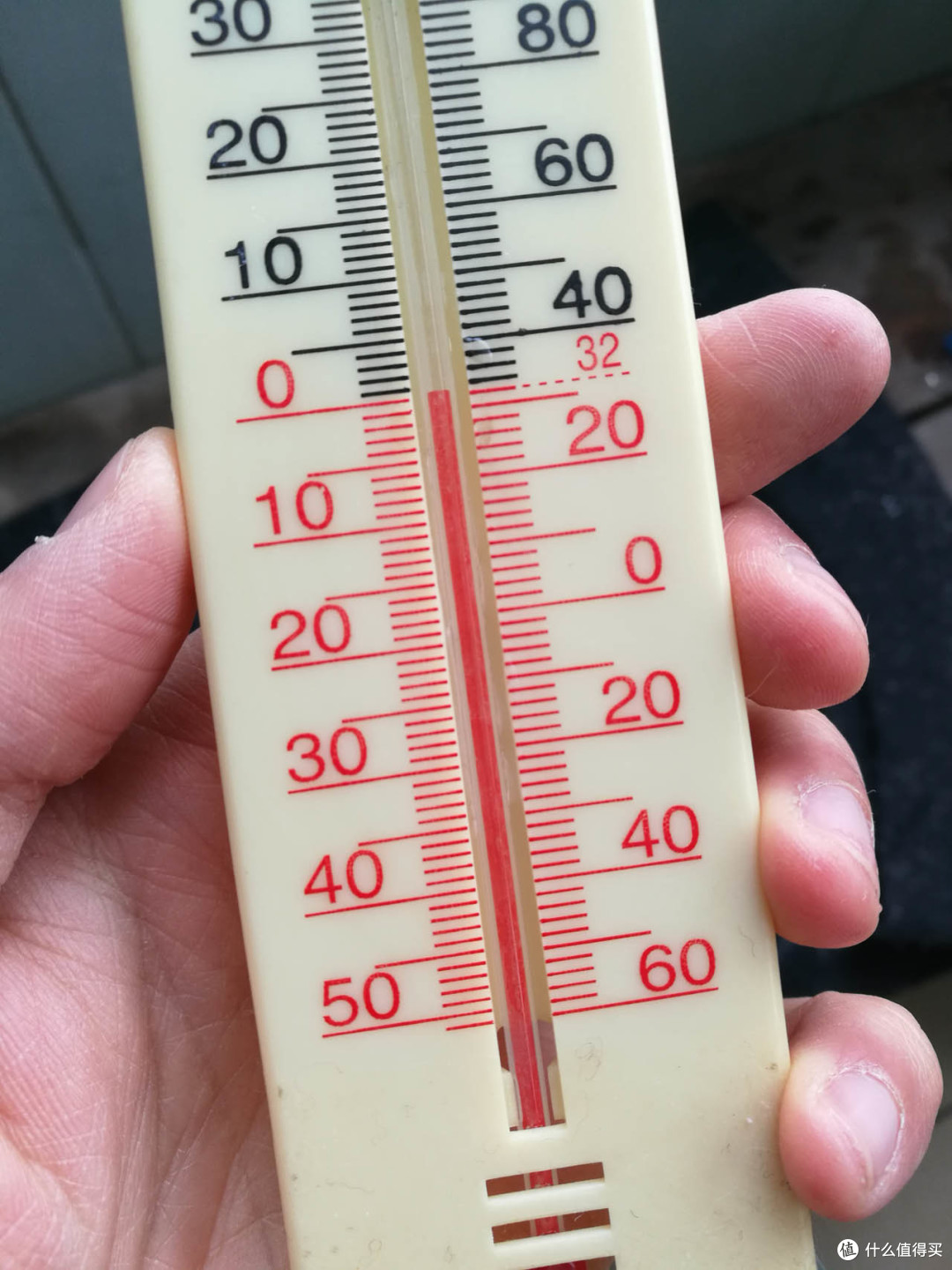 温度计测试:有风有雪时,从15摄氏度,下降至0摄氏度;手感还是比较绵软