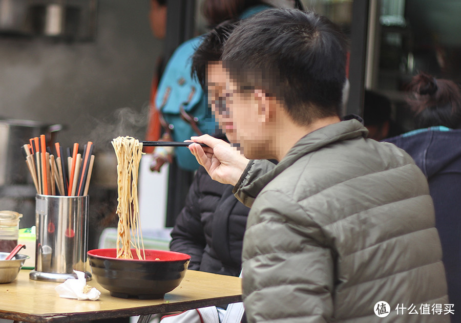 上海最好吃的辣肉面，店里总有个厉害的爷叔