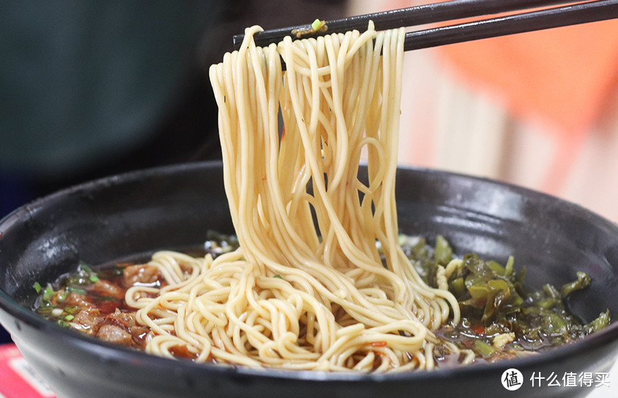 上海最好吃的辣肉面，店里总有个厉害的爷叔