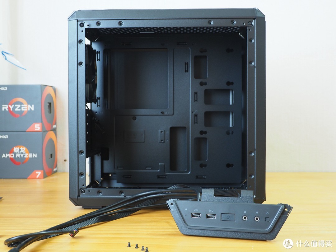 #本站首晒#重新定义I/0面板6方位，轻治桌面纠结者— CoolerMaster 酷冷至尊 MasterBox Q300L 机箱 开箱