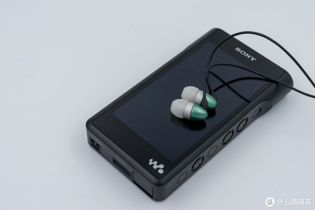 索尼 黑砖 VS ZX300A 音乐播放器，音质差距有多大？