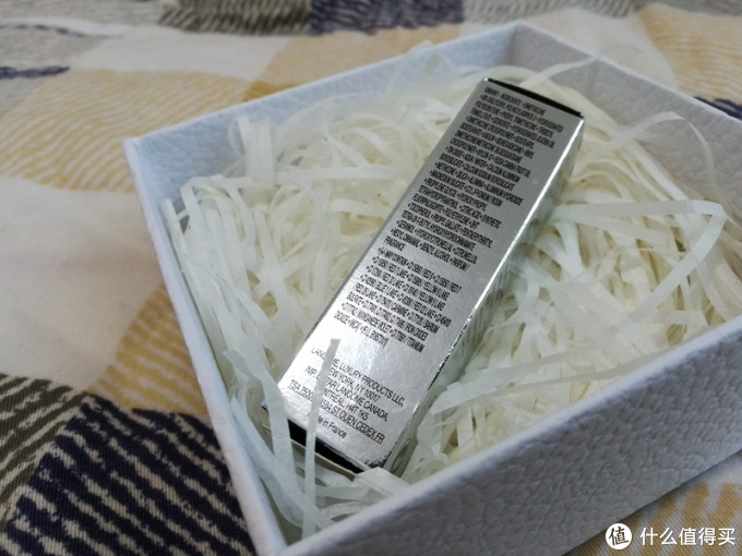 盒子的侧面全是英文介绍,属于看不懂系列↓口红的包装盒外面没有塑封