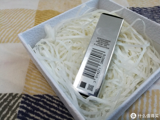 属于看不懂系列↓口红的包装盒外面没有塑封,银色的包装盒,第一次用