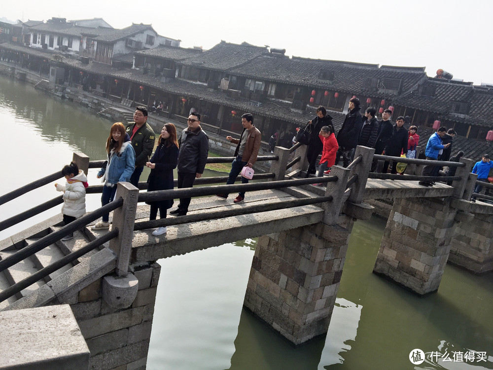桥上的人、桥下的倒影、桥对面的江南风景