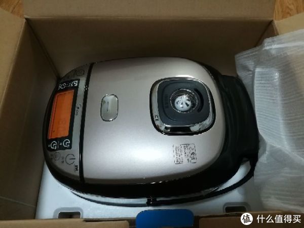拿去上层防护泡沫，露出真容。颜值还不错。日系电饭煲的风格。