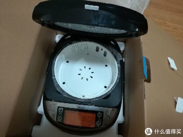 开盖。发现蒸笼（塑料的，一般都扔一边）