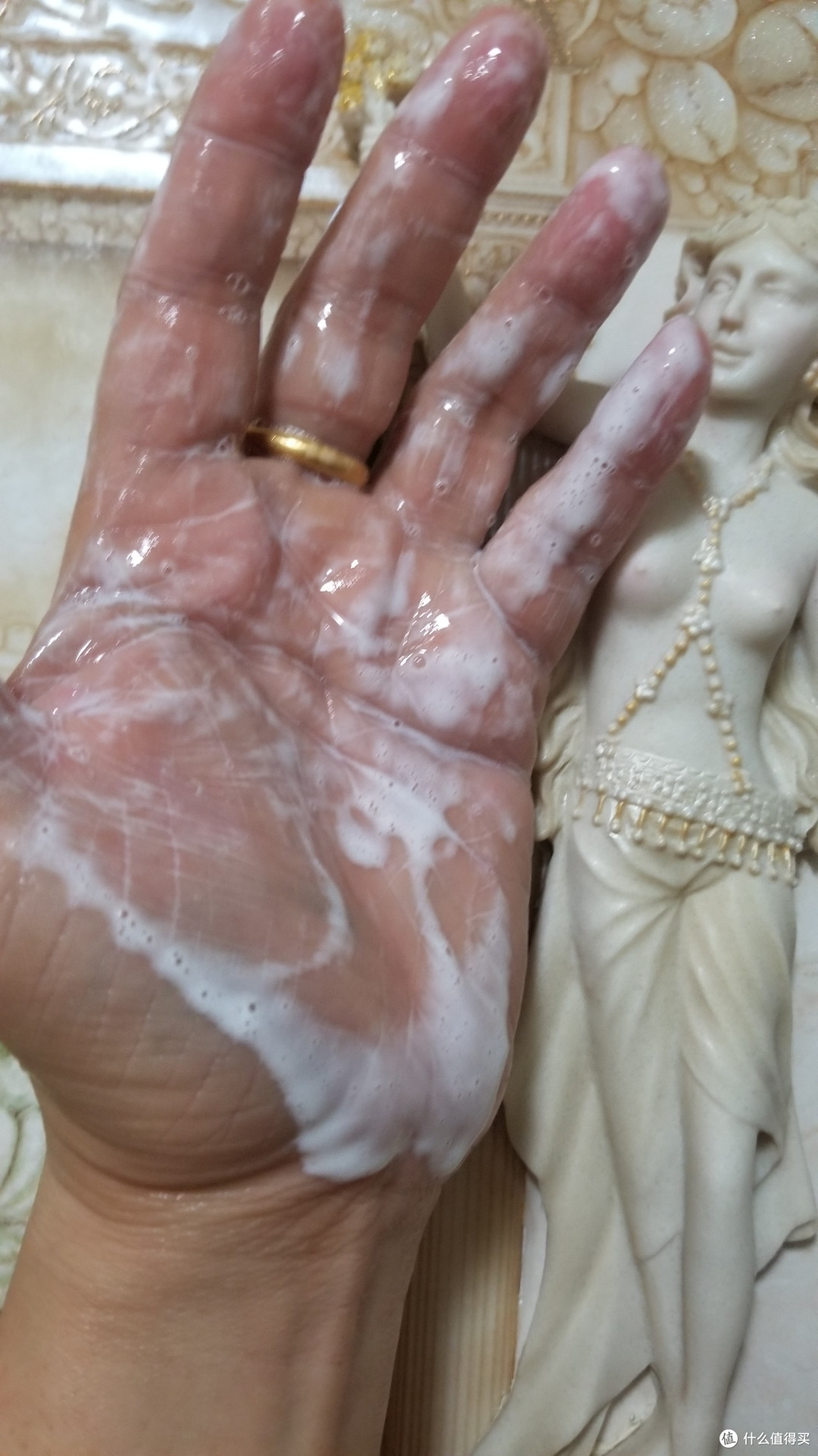 乳白色的液体,粘稠状.气味.