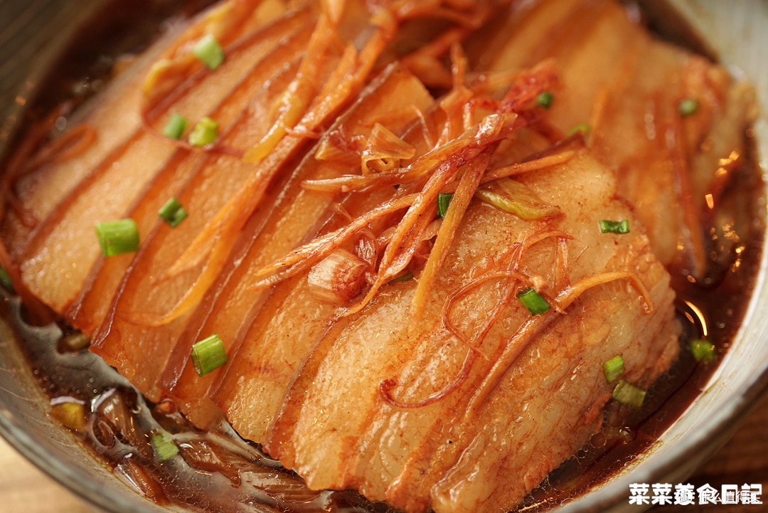 那菜菜首推蒸碗儿,第一次吃这道菜是和大学同学去天津吃酒席,蒸碗儿一