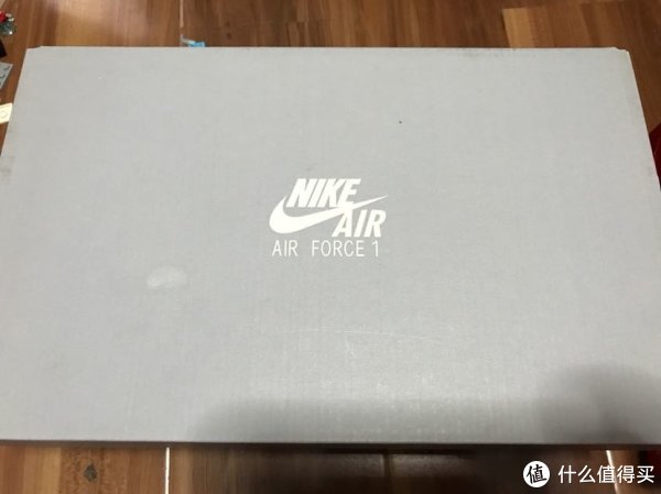 趁着年底耐克折扣店特价买了2双耐克鞋一空军一号童鞋开箱