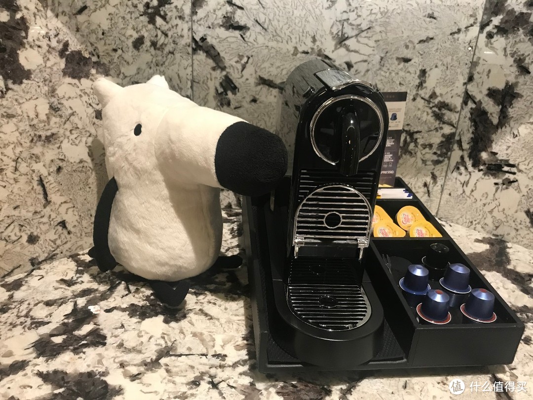客厅里的Nespresso咖啡机，咖啡胶囊随用随补