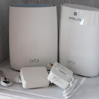美国网件 Orbi RBK50 分身多路由系统外观介绍(外壳|散热口|按钮|接口)