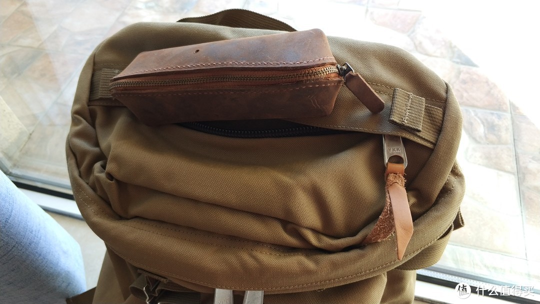 除了主袋，顶部还有一个附袋，可以装笔袋，眼镜盒之类