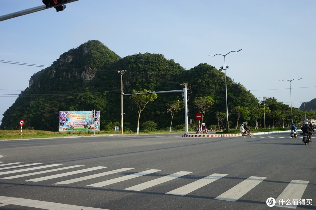 平地突然冒出山头，这种地形我还是第一次见到。