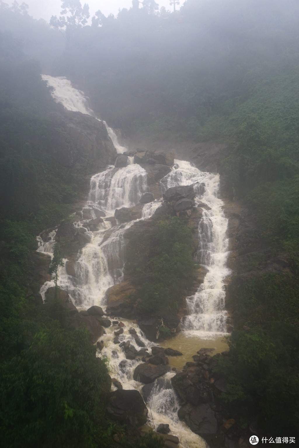 缆车途中遇到的大瀑布，因为当天下雨，水量很大，可惜巴拿山没有开放徒步登山线路，没办法近距离欣赏瀑布