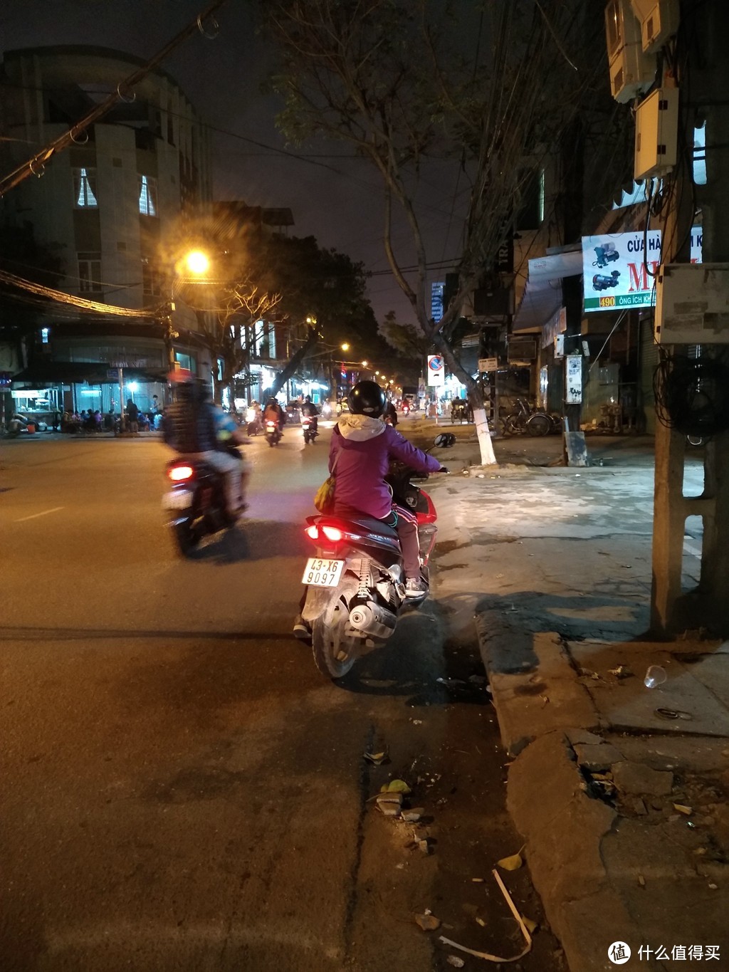 和妹子开着摩托在岘港市区觅食