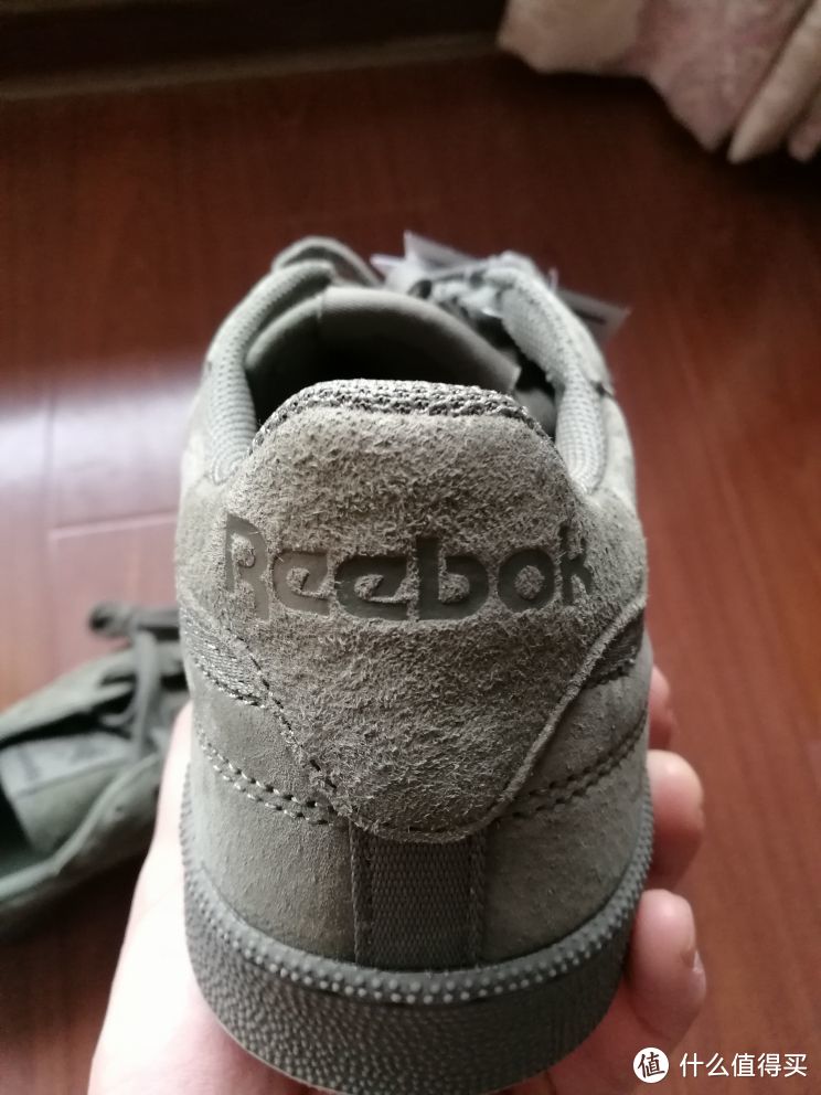 鞋尾Reebok标志