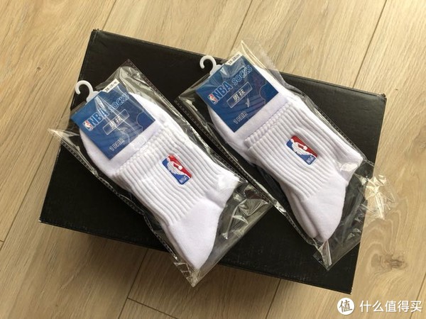 附送的两双球袜，先后两次用顺丰寄来，为京东NBA旗舰店点个赞！