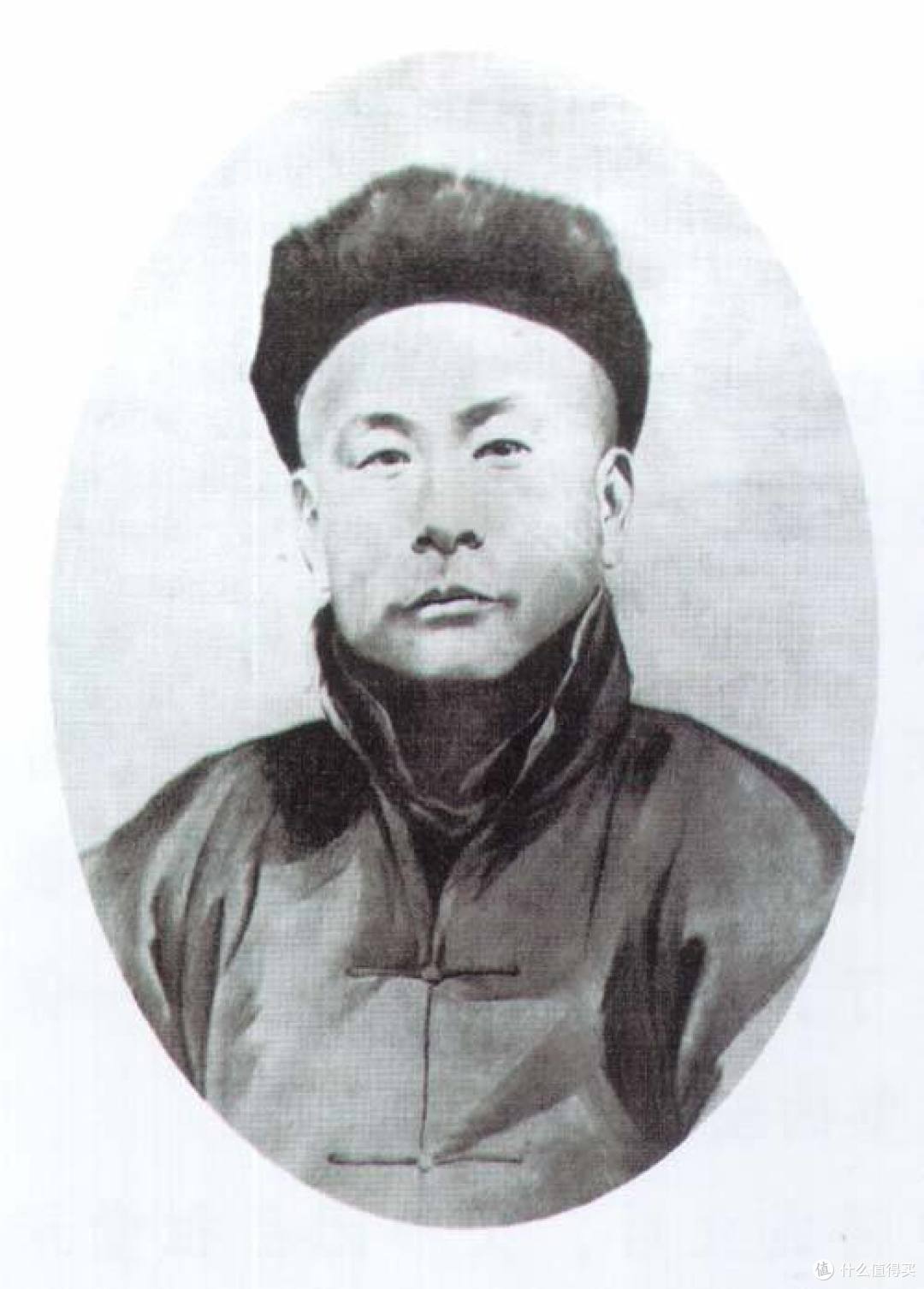 根据历史真实的描述,应该是这样的:然后,有个拽拽的小伙子梳了个小