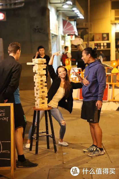 另外一条街上的酒吧，正在玩积木塔。