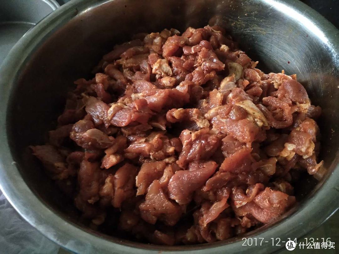 将腌料与猪肉混合拌匀，腌制6-8小时。