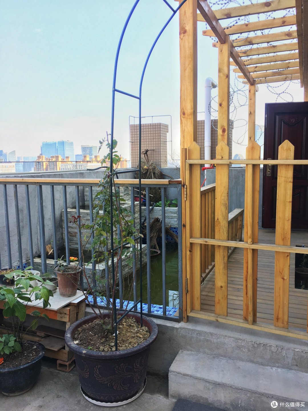 通向楼顶露台的门