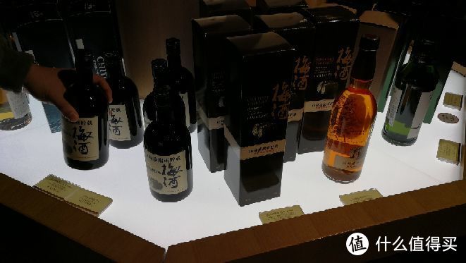 右边数过来第二支琥珀色、用橡木桶酿造的梅酒，喝完保证你念念不忘