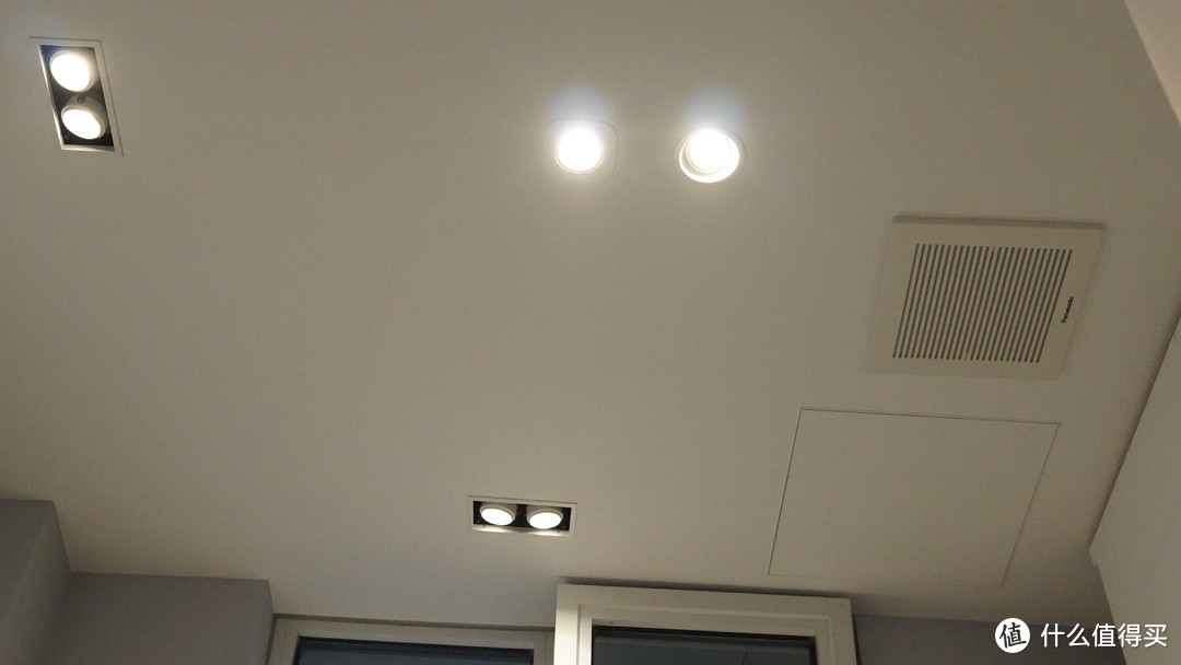 厨房天花，左侧双头射灯为台面提供重点照明，中间分别为补光射灯和感应射灯，均分路控制