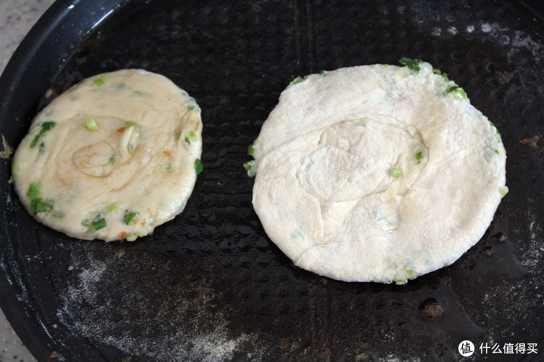 舌尖上的快手早餐：韭菜盒子葱油饼，两口吃完不过瘾