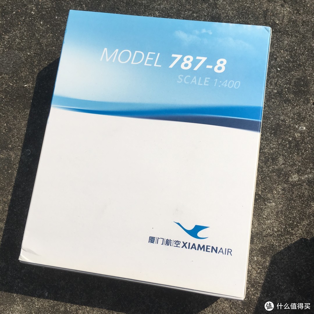 大乌龙得了两份礼品：南航涂装 A380 机模和厦航涂装 B787 机模 开箱晒