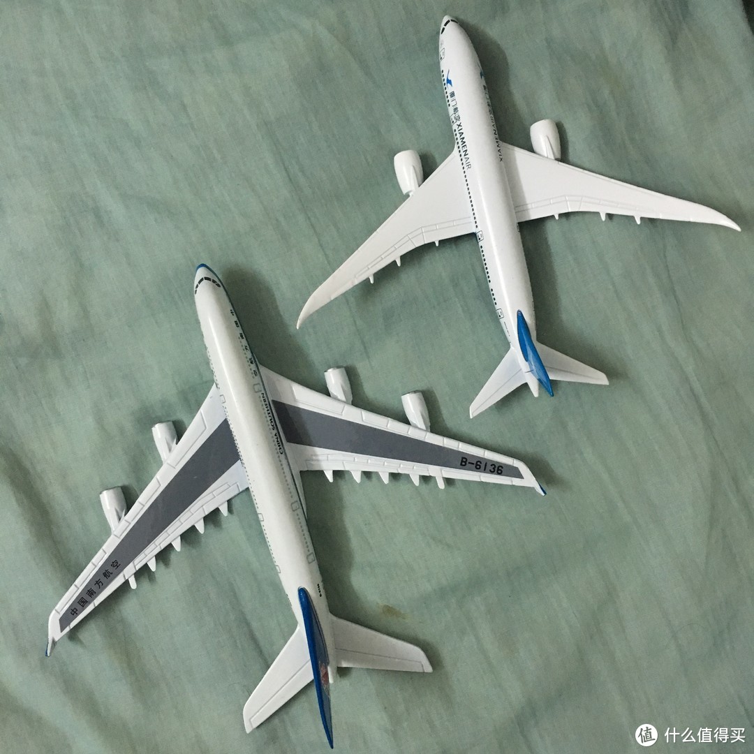 大乌龙得了两份礼品：南航涂装 A380 机模和厦航涂装 B787 机模 开箱晒