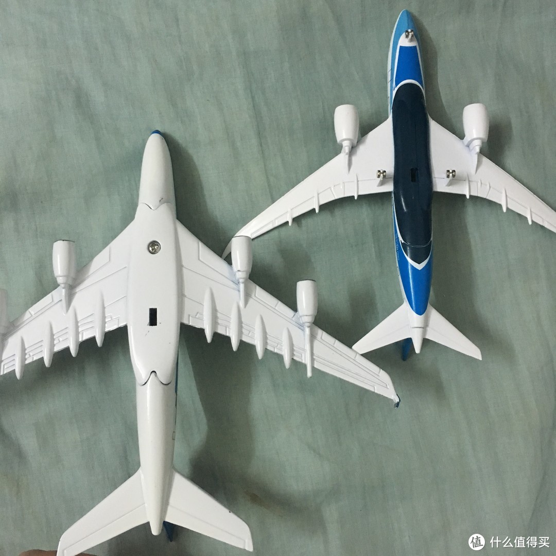 大乌龙得了两份礼品：南航涂装 A380 机模和厦航涂装 B787 机模 开箱晒