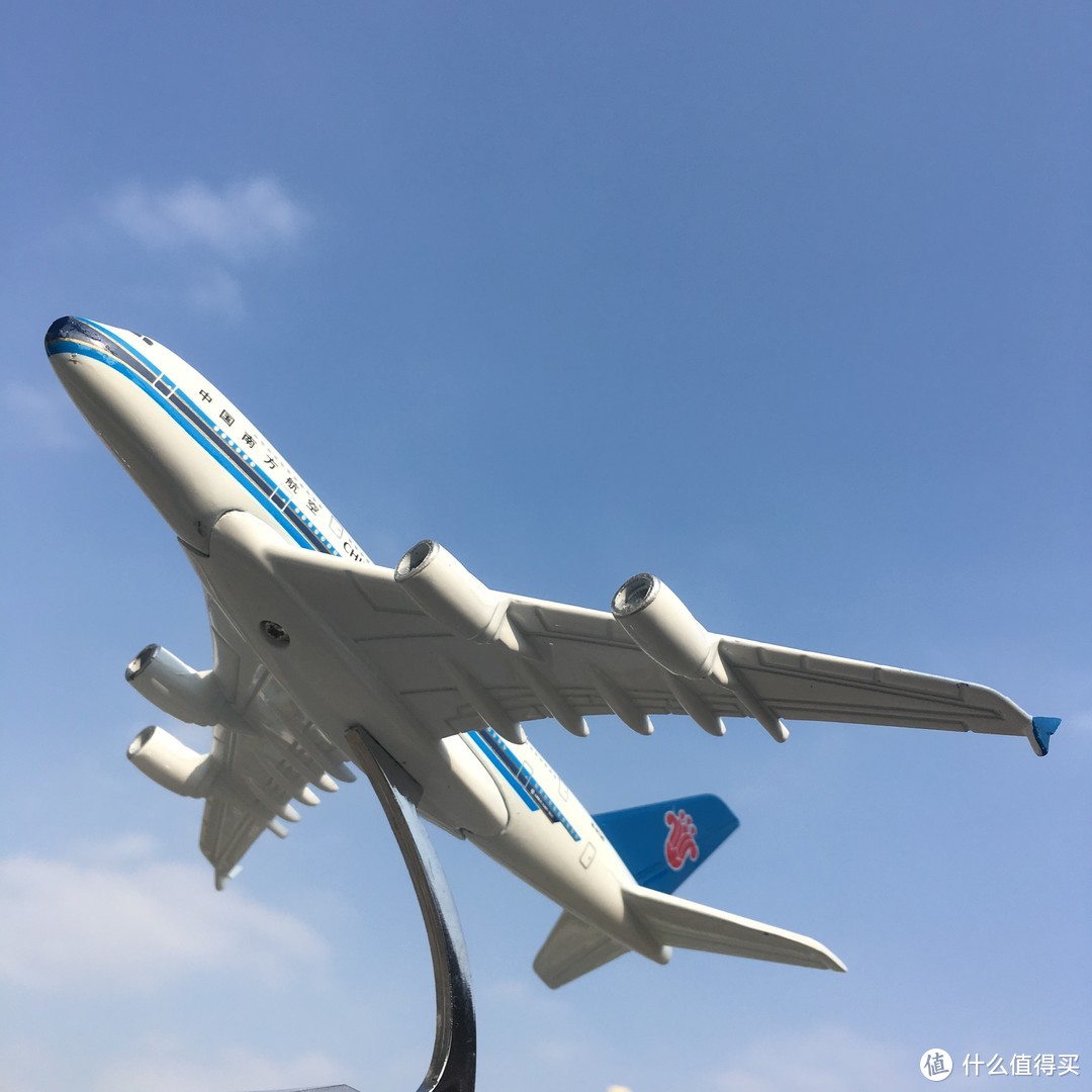 大乌龙得了两份礼品：南航涂装 A380 机模和厦航涂装 B787 机模 开箱晒