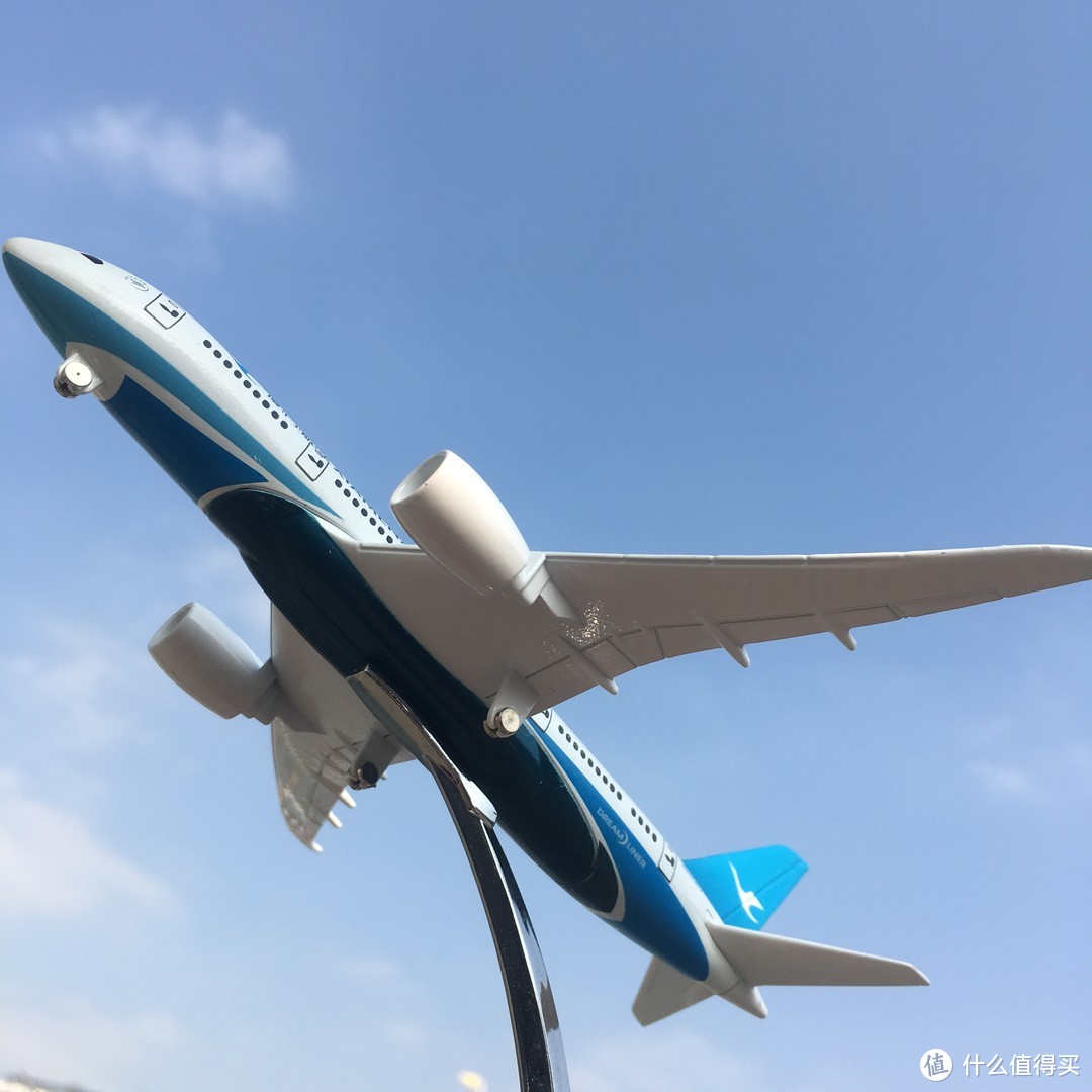 大乌龙得了两份礼品：南航涂装 A380 机模和厦航涂装 B787 机模 开箱晒